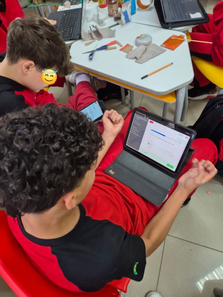 Aluno da Maple Bear realizando uma atividade da Brio em um tablet