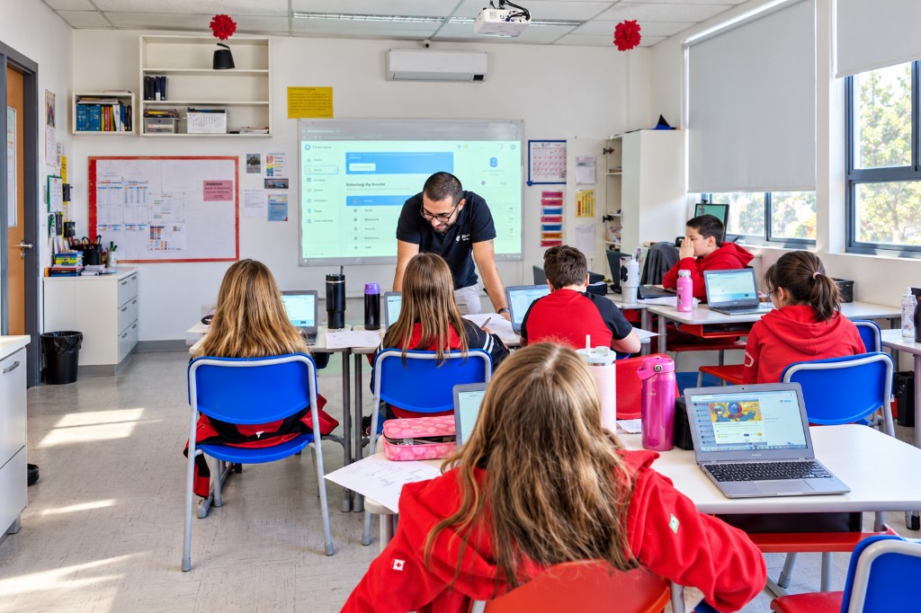 Turma da Maple Bear utilizando a plataforma Brio em sala de aula